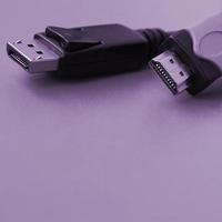 prise de câble d'ordinateur audio vidéo hdmi et connecteur mâle displayport plaqué or 20 broches pour une connexion sans faille sur fond violet photo