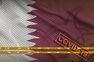 drapeau qatar et timbre orange covid-19 avec ruban adhésif. coronavirus ou concept de virus 2019-ncov photo