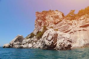 paysage de montagnes rocheuses naturelles de turquie au-dessus de l'eau de mer bleue photo