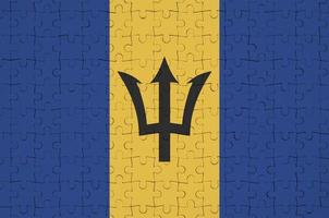 le drapeau de la barbade est représenté sur un puzzle plié photo