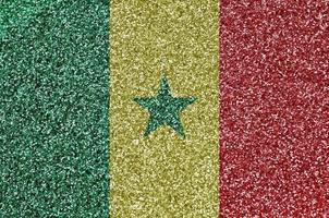 drapeau sénégal représenté sur de nombreux petits paillettes brillantes. fond de festival coloré pour la fête photo