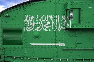 drapeau de l'arabie saoudite représenté sur la partie latérale d'un gros plan de char blindé militaire. arrière-plan conceptuel des forces armées photo