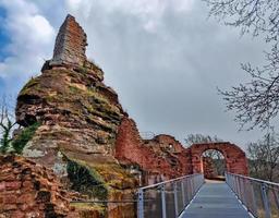 ruine du château médiéval dans la forêt photo