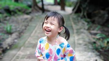 gros plan portrait de quatre ans heureux rire belle fille asiatique, petit enfant d'âge préscolaire avec sourire émotion sur le visage. photo