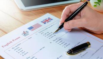 test d'anglais avec un stylo sur une table en bois en classe photo