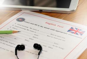 test d'écoute en anglais sur un bureau en bois photo