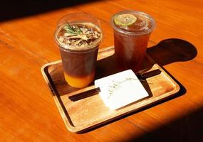 café glacé et thé sous la lumière du soleil photo