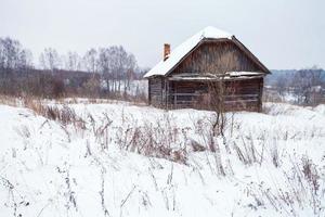 maison abandonnée dans un village enneigé photo