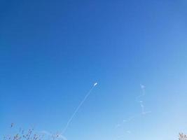 explosions de roquettes et défense aérienne dans le ciel photo
