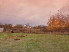 des nuages multicolores survolent le village photo