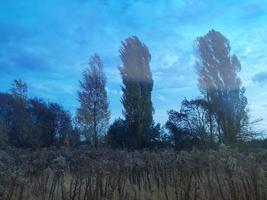 des nuages multicolores survolent le village photo