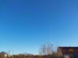 explosions de roquettes et défense aérienne dans le ciel photo