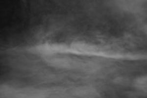 nuage texturé, noir abstrait, isolé sur fond noir photo