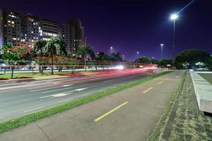 rio de janeiro, rj, brésil, 2022 - sentiers de lumière la nuit dans le parc flamengo photo