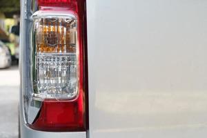 les feux de freinage rouges et blancs et les feux de recul de la fourgonnette de transport ont été cassés en raison d'une collision. concept d'accident et d'assurance photo