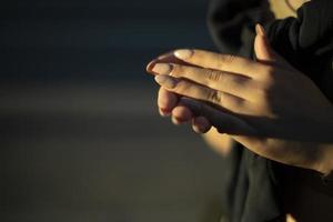 la main de la fille. ongles et doigts au soleil. jeunes palmiers. photo