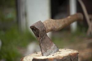 hache dans le journal. hache pour couper du bois de chauffage. outil de jardin. photo