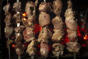 viande en feu. cuisson de la viande. les charbons donnent de la chaleur. photo