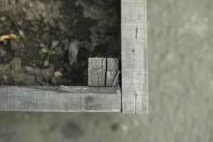 parterre de fleurs en bois. les planches sont anciennes. détails du parterre de fleurs en ville. photo