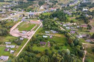 vue aérienne panoramique d'un lotissement privé avec maisons de campagne ou village photo