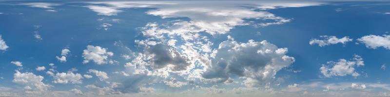ciel bleu avec de beaux nuages comme vue panoramique hdri 360 sans couture avec zénith pour une utilisation dans les graphiques 3d ou le développement de jeux comme dôme du ciel ou modifier le tir de drone photo