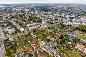 vue panoramique aérienne d'une grande hauteur d'une petite ville verte provinciale avec un secteur privé et des immeubles d'habitation de grande hauteur photo