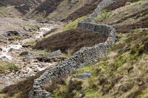 Mur de pierres sèches empilées avec les collines du yorkshire dales royaume-uni en arrière-plan photo