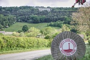 Panneau du parc national des North Yourk Moors avec des heures blanches en arrière-plan. photo