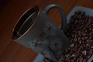 une tasse de café avec des grains de café photo