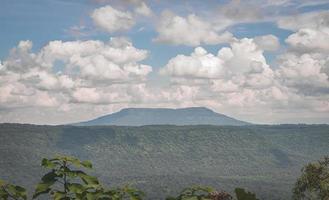 panorama des hautes montagnes en thaïlande magnifique paysage de saison des pluies dans les montagnes ont tout le ciel nuages et brume. photo