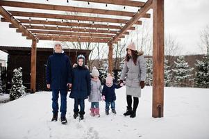 jolie mère avec ses quatre enfants en journée d'hiver. photo