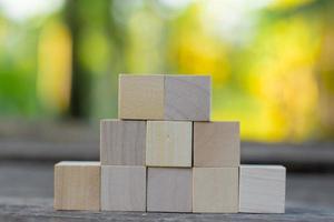 huit cubes de bloc de bois vierges sur fond blanc pour votre texte. espace libre pour le modèle de concept d'entreprise et la bannière. photo