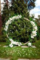 cérémonie de mariage. arche de mariage, décorée de diverses fleurs fraîches photo