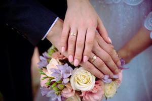 la mariée tient un bouquet de mariage dans ses mains, des fleurs du jour du mariage. photo