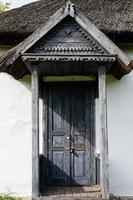 vieille porte patinée dans le mur en bois d'une ancienne hutte photo