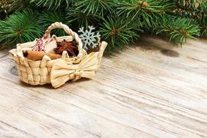 cadeaux festifs avec boîtes, anice étoilé, panier, cannelle et flocon de neige sur fond en bois. cadeaux de noël avec espace de copie photo