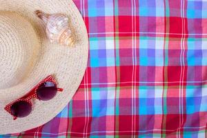 chapeau de femme de plage de paille lunettes de soleil vue de dessus coquillage avec un espace pour le texte. photo