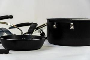 batterie de cuisine, set de table en acier isolé sur fond blanc, batterie de cuisine en métal noir photo