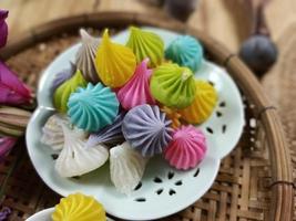 un ensemble de desserts thaïlandais appelés alua sur un panier en bambou. une variété de couleurs sûres sans produits chimiques à base de fruits et légumes naturels. photo