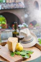 vin rouge, fromage pecorino et poire, collation italienne photo