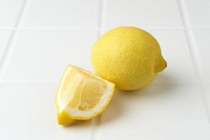 fruits frais au citron, citron entier, moitié sur la table. mise au point sélective.
