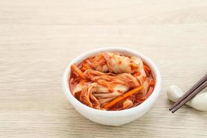 kimchi ou kimci, un aliment coréen traditionnel, légumes fermentés marinés avec un assaisonnement épicé photo