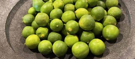 agrumes citron vert sur le marché aux fruits photo