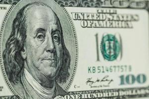 macro gros plan du visage de ben franklin sur le dollar américain 100 photo