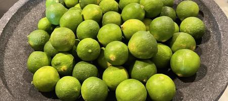 agrumes citron vert sur le marché aux fruits photo