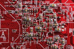 carte de circuit électronique en gros plan. processeur, puces et condensateurs. photo