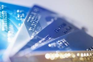 paiement par carte de crédit avec gros plan isolé sur fond blanc, mise au point sélective. photo
