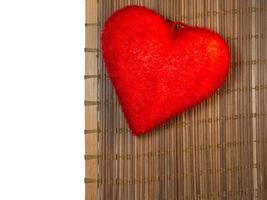 coeur rouge sur fond d'osier. carte postale pour la saint valentin. félicitation. romantique photo