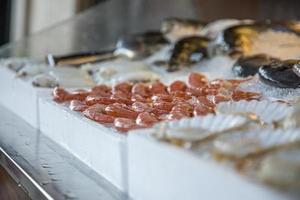 tas de crevettes rouges fraîches à vendre sur le marché des fruits de mer, fruits de mer sur glace en grèce. photo