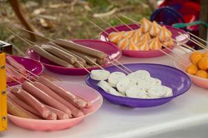 boulettes de viande frites, boulettes de viande grillées, saucisses frites vendues par des marchands ambulants photo